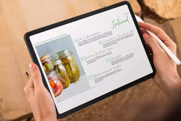Een Ipad toont de inhoudsopgave van het ebook 'groenten fermenteren voor beginners' dat geschreven is door Maya Van Treeck van De Groene Stadshut.