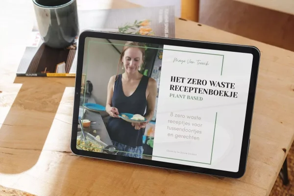 Een Ipad toont de titelpagina van het ebook 'zero waste receptenboekje' dat geschreven is door Maya Van Treeck van De Groene Stadshut.