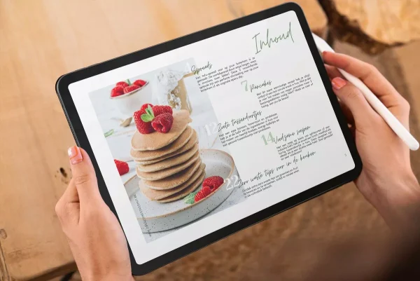 Een Ipad toont de inhoudsopgave van het ebook 'zero waste receptenboekje' dat geschreven is door De Groene Stadshut.