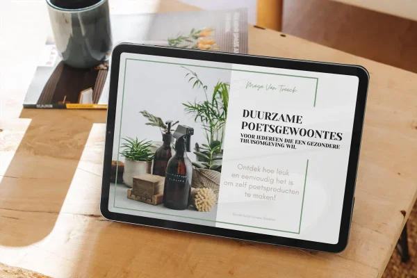 Een Ipad toont de titelpagina van het ebook 'duurzame poestgewoontes' dat geschreven is door Maya Van Treeck van De Groene Stadshut.